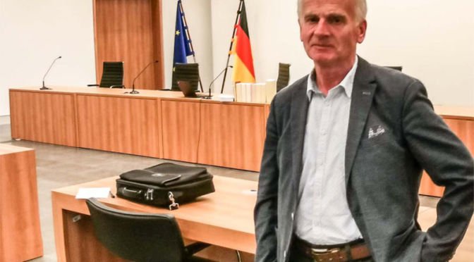 Rentner kämpft gegen Plündern der Altersvorsorge